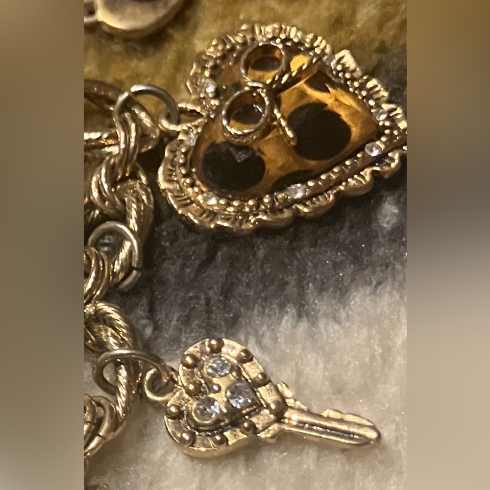 Betsey Johnson Gold Leopard Heart Charm Bracelet - Picture 5 of 7